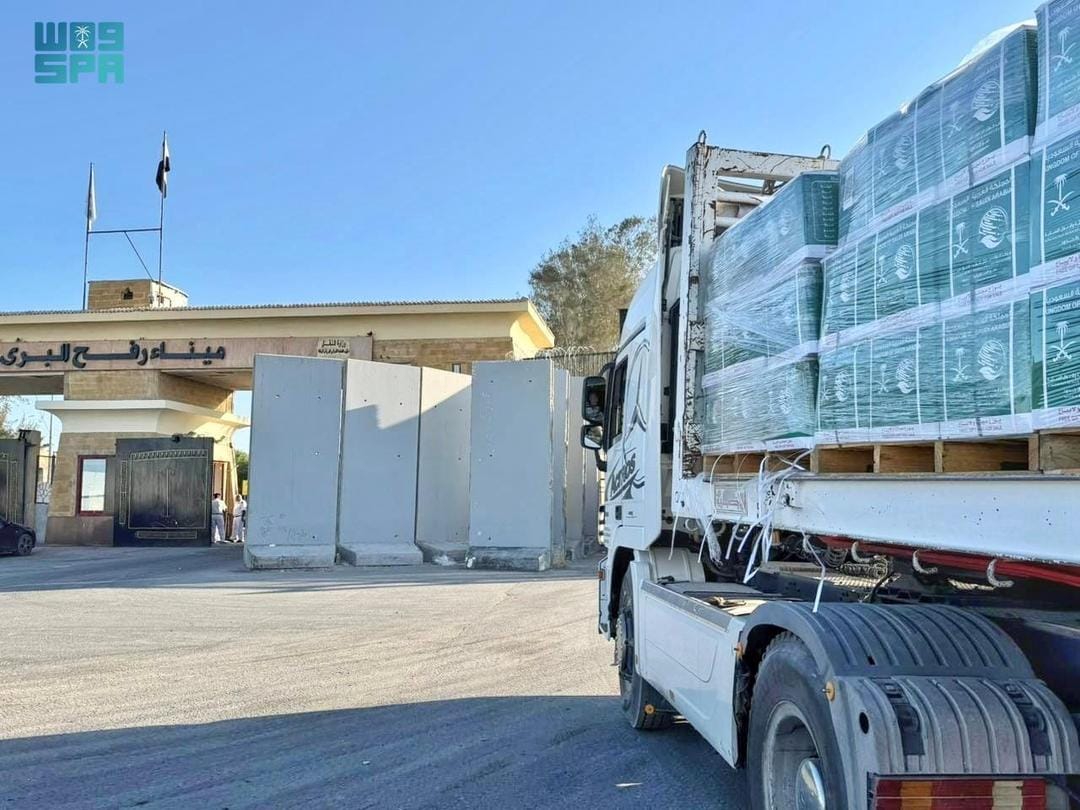 دفعة جديدة من المساعدات الإغاثية السعودية تعبر منفذ رفح متجهة إلى منفذ كرم أبو سالم جنوب شرق قطاع غزة