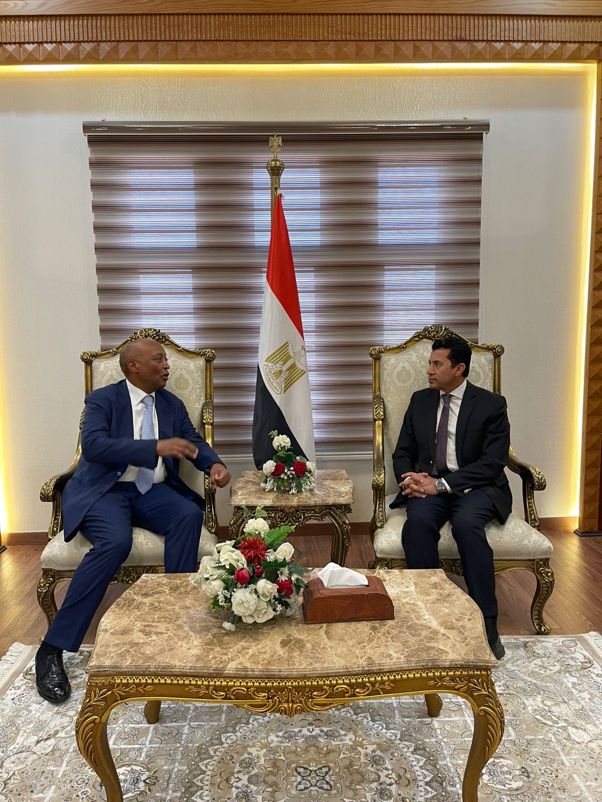 وزير الرياضة يلتقي رئيس الاتحاد الأفريقي لكرة القدم