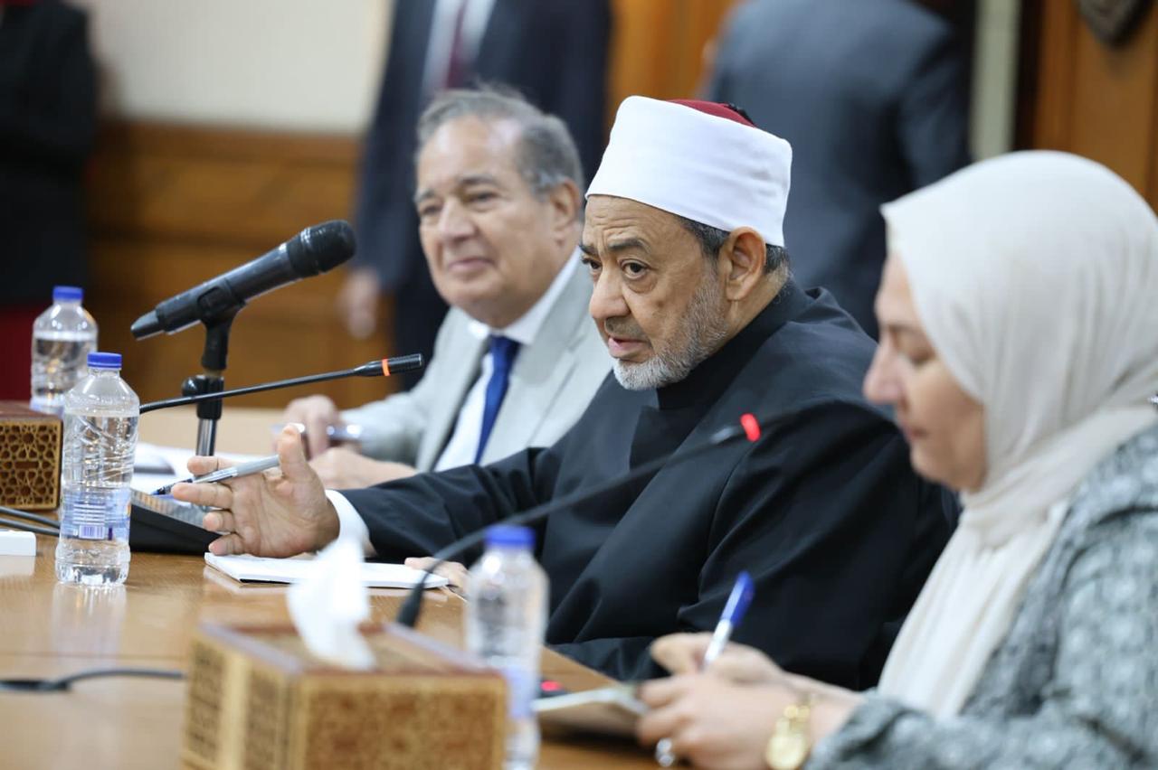 شيخ الأزهر يحاضر وفد شباب مجلس الكنائس العالمي حول وسطية الإسلام وأهمية الحوار بين الأديان