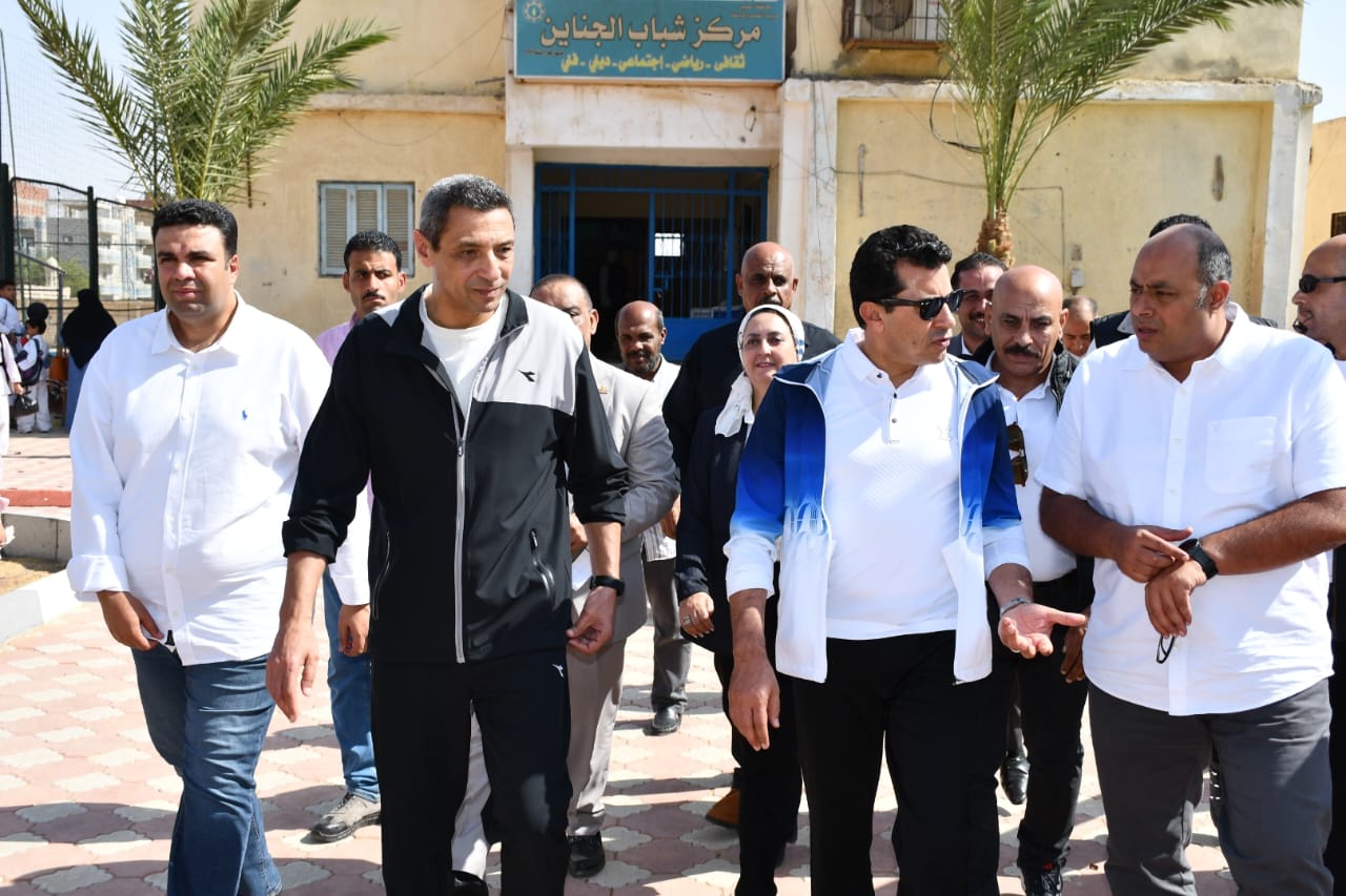 صبحي ومحافظ السويس يفتتحان قاعة تخاطب وملعب أكريليك بمركز شباب الجناين