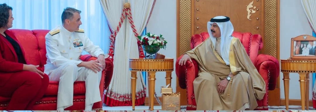 ملك البحرين يستقبل قائد القوات البحرية بالقيادة المركزية الأمريكية