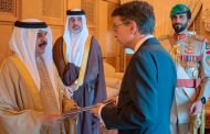 ملم البحرين يتسلم أوراق اعتماد أربعة سفراء جدد