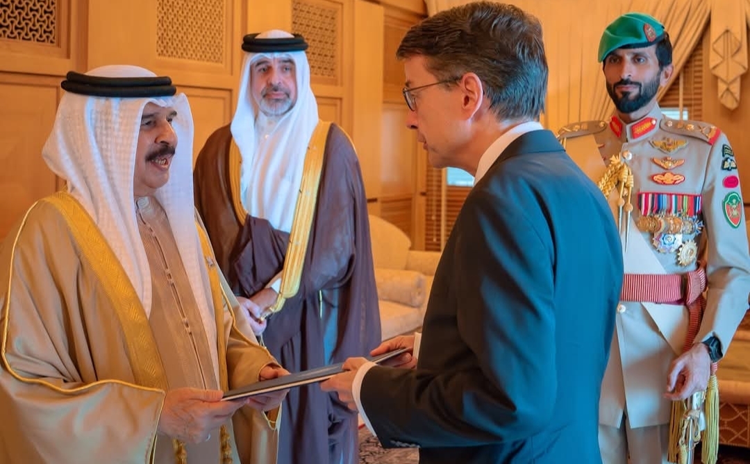 ملم البحرين يتسلم أوراق اعتماد أربعة سفراء جدد