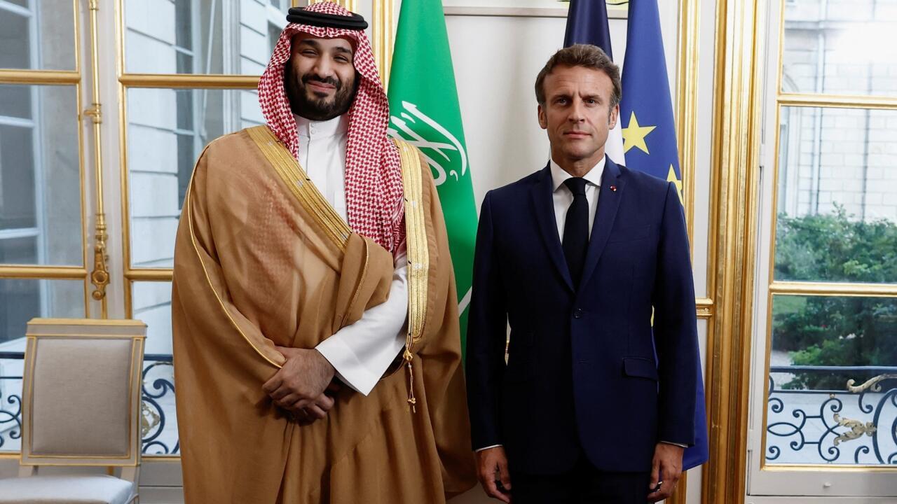 ولي العهد السعودي والرئيس الفرنسي يستعرضان تطورات الأوضاع في غزة والجهود المبذولة لإنهاء الحرب