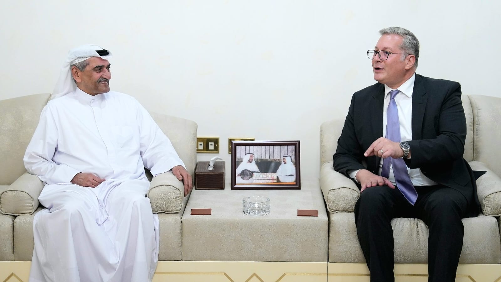 حاكم الفجيرة يستقبل وزير البترول لبحث تعزيز التعاون بين مصر والإمارات