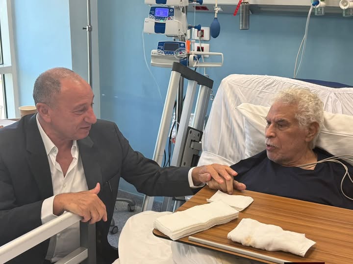 الخطيب يزور اسطورة الزمالك للاطمئنان على صحته