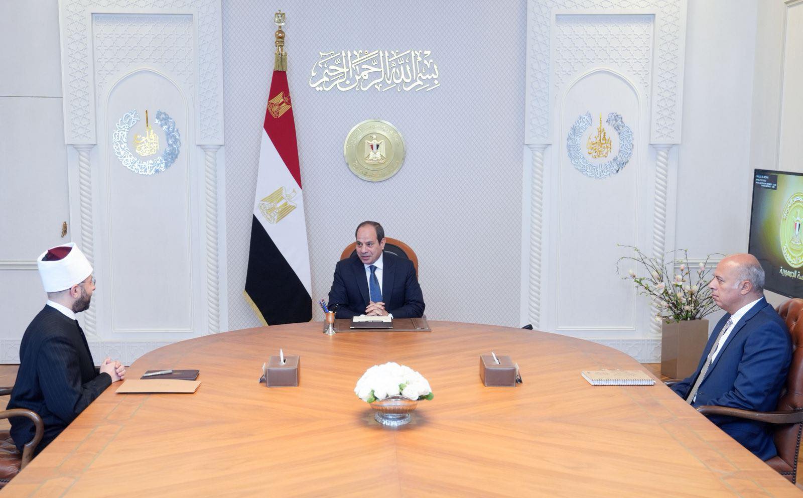 الرئيس السيسي يوجّه بمواصلة جهود تحصين الفكر ومواجهة التطرف.. ويستعرض مع وزير الأوقاف مبادرة 
