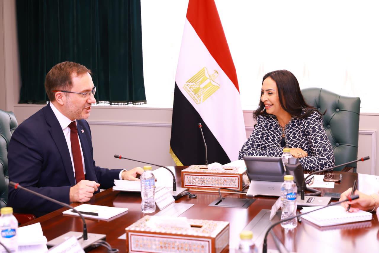 وزيرة التضامن تلتقي سفير المملكة المتحدة بالقاهرة
