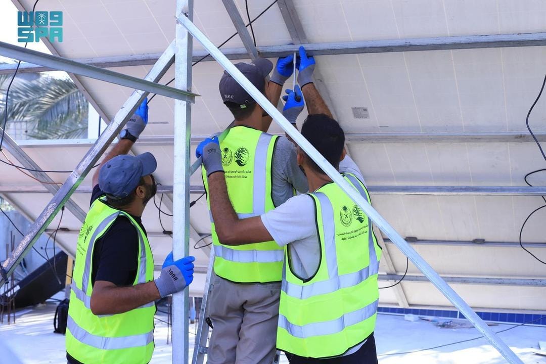 بدعم من مركز الملك سلمان للإغاثة.. بدء تركيب أنظمة الطاقة الشمسية لمحطات تحلية المياه في غزة