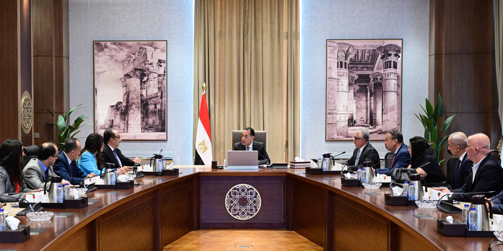 رئيس الوزراء يبحث مع 