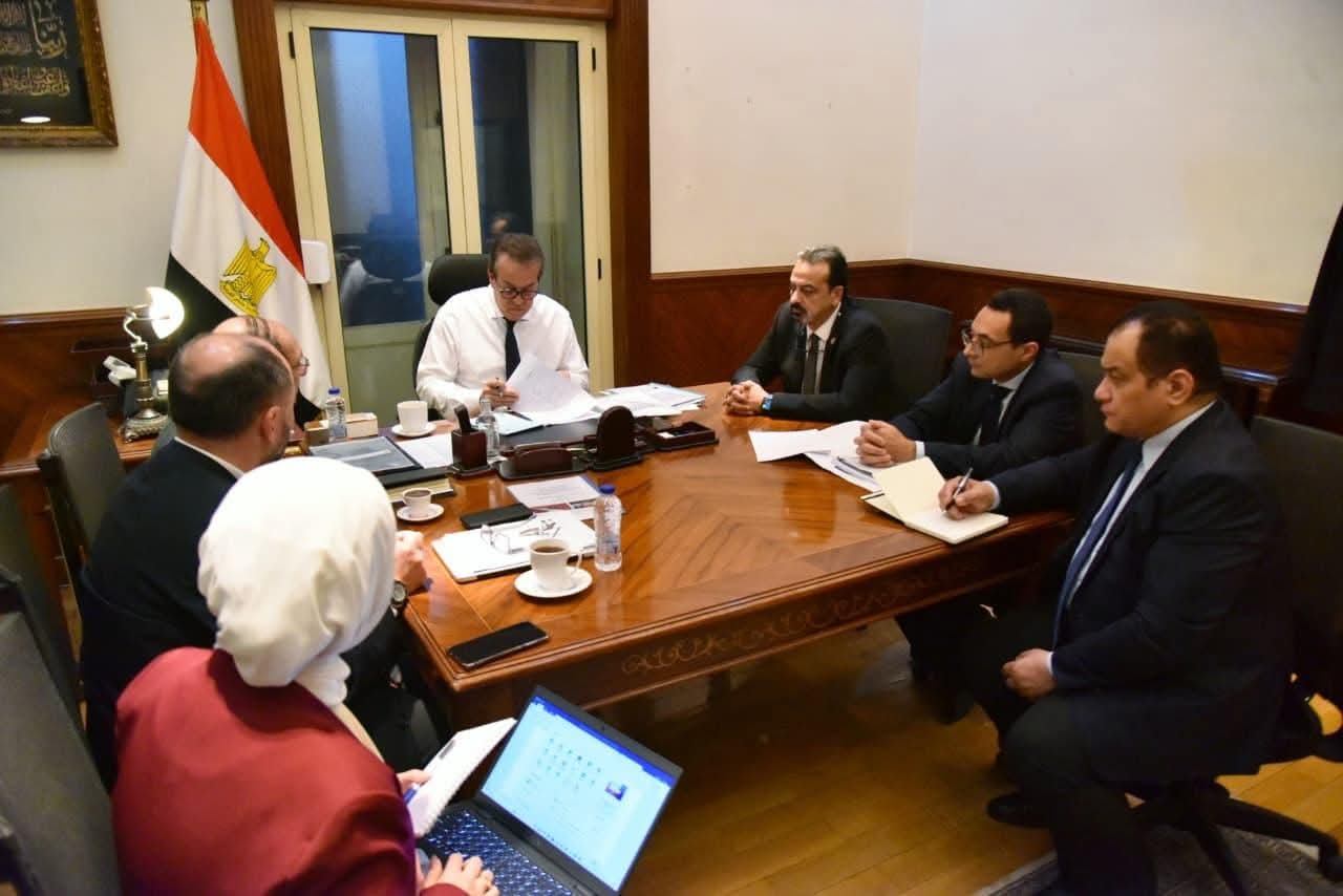 وزير الصحة يبحث آليات تطبيق قانون المسؤولية الطبية مع رئيس ونائب رئيس وأمين عام اللجنة العليا للمسؤولية الطبية وسلامة المرضى