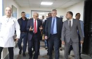 السفير الألماني بالقاهرة يوزّع الهدايا على الأطفال الفلسطينيين في مستشفى العريش ويشيد بالطواقم الطبية
