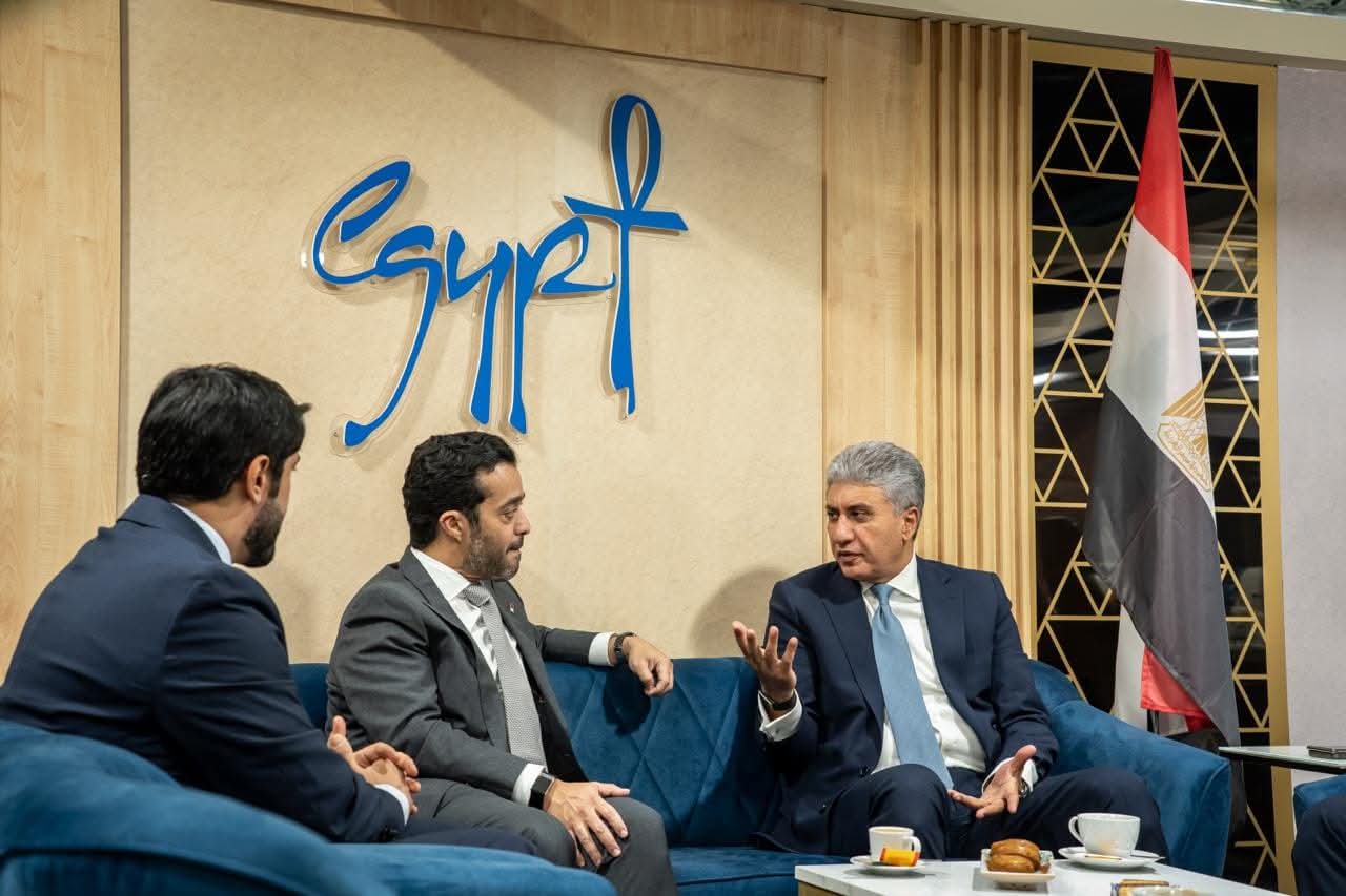 وزير السياحة يلتقي مع رئيس هيئة قطر للسياحة لتعزيز أوجه التعاون المشترك