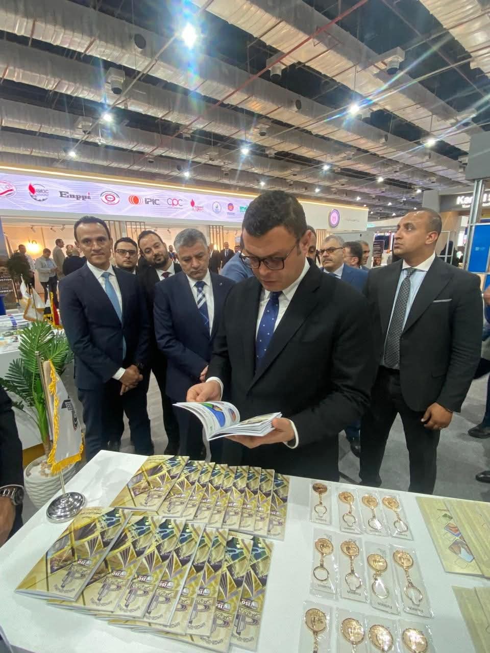 وزير الإسكان يتفقد جناح  المعرض والمؤتمر الدولي للنقل الذكي واللوجستيات والصناعة