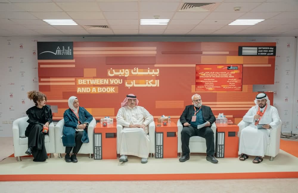 كتاب وإعلاميون بالشارقة للكتاب يحذرون من هيمنة وسائل التواصل على الوعي الثقافي