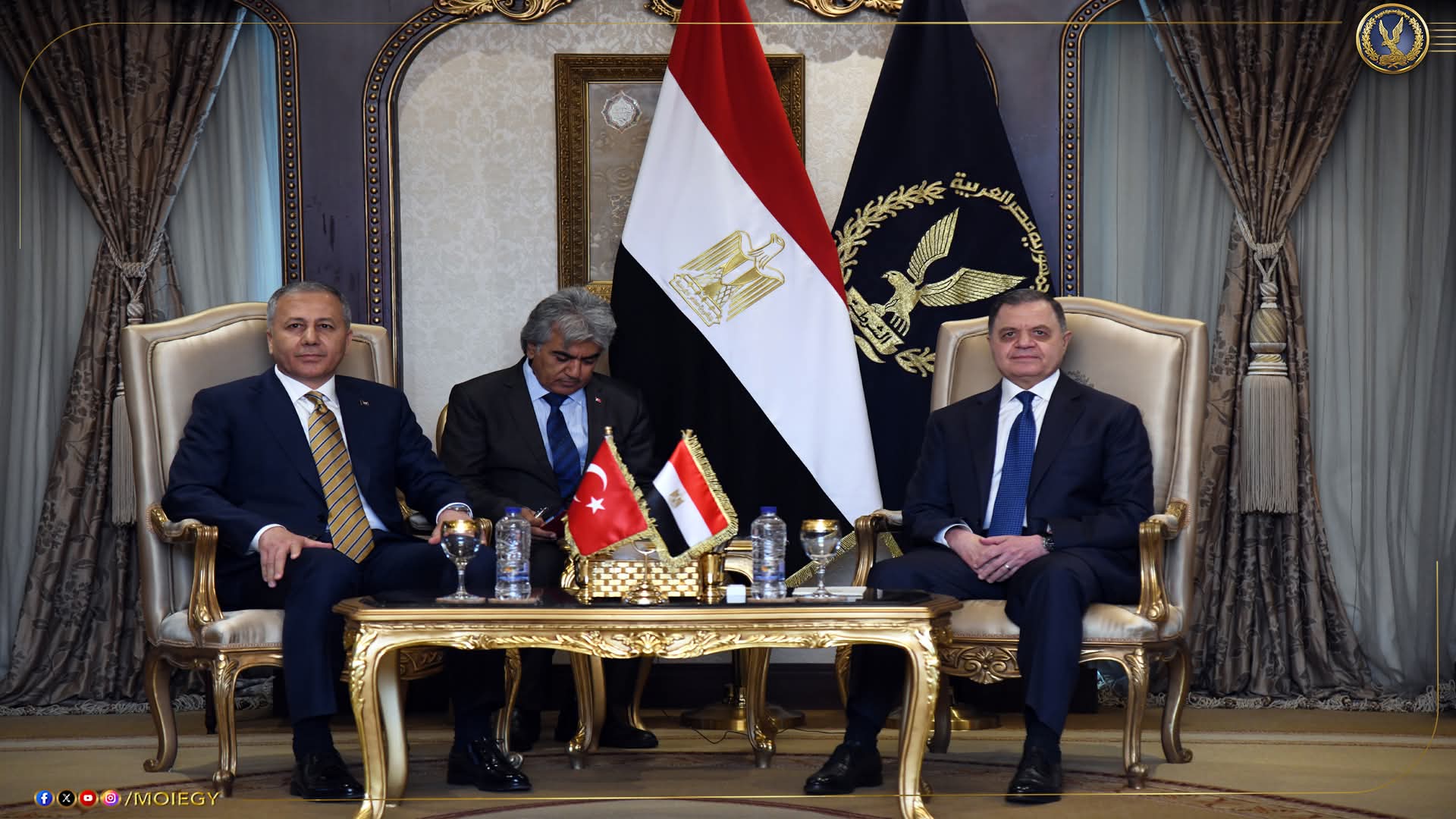 وزير الداخلية يبحث مع نظيره التركي مد جسور التواصل مع أجهزة الأمن التركية