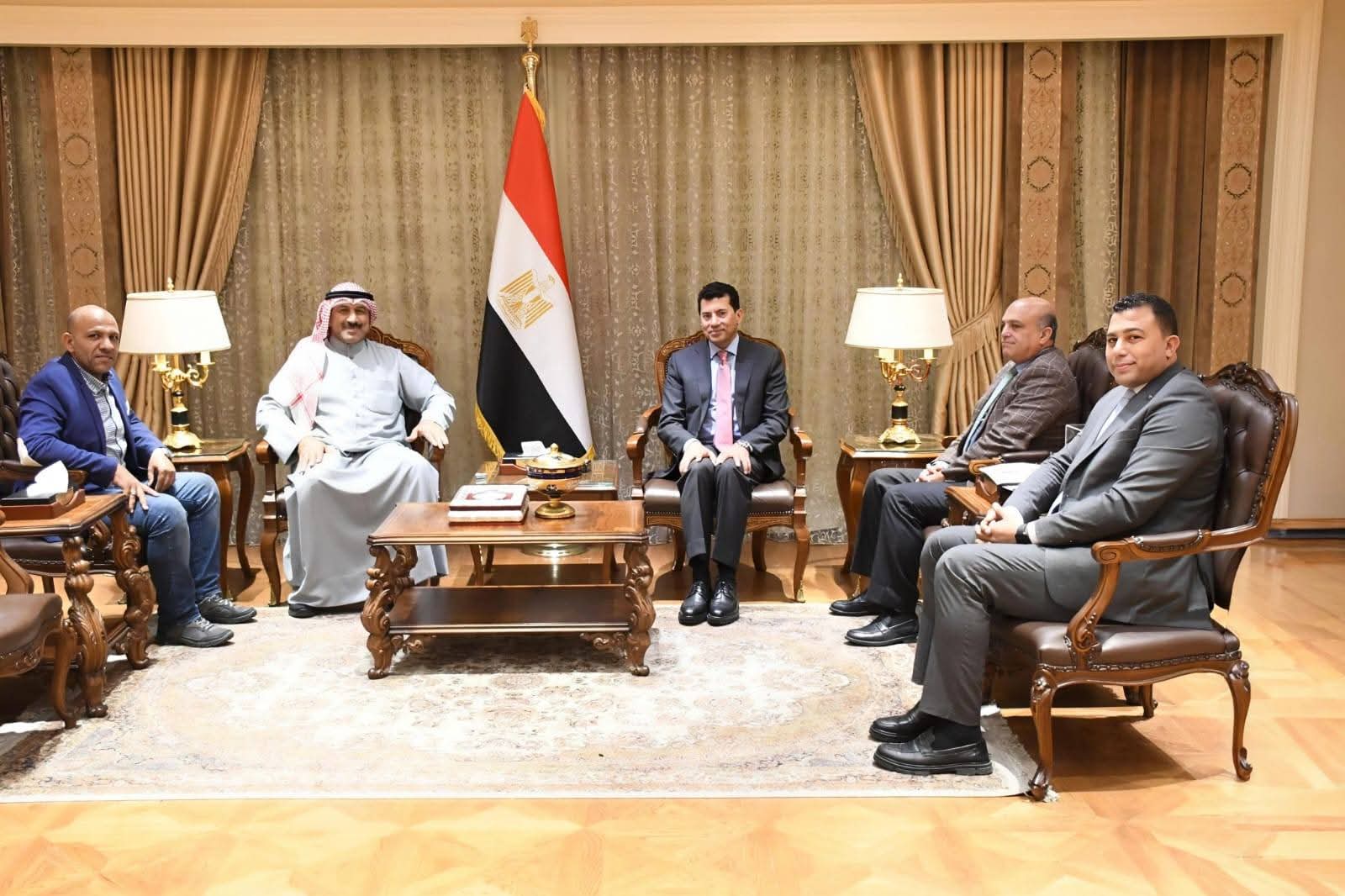 صبحي يلتقي وفدًا من الاستثمارات الأجنبية لبحث إنشاء نادي ألعاب وسباقات للسيارات