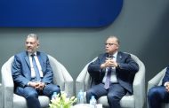 فريد يتفقد جناح شركة 