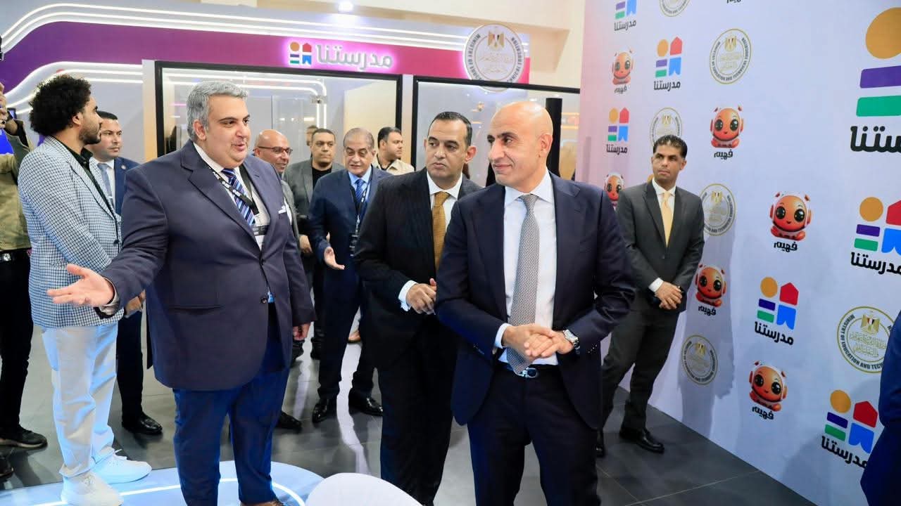 وزير التعليم يتفقد جناح 