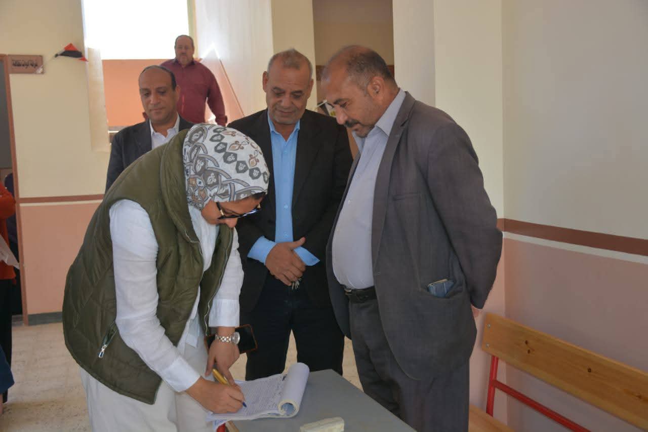 نائب محافظ الوادي الجديد تتابع أعمال إنشاءات عدد من مدارس الخارجة