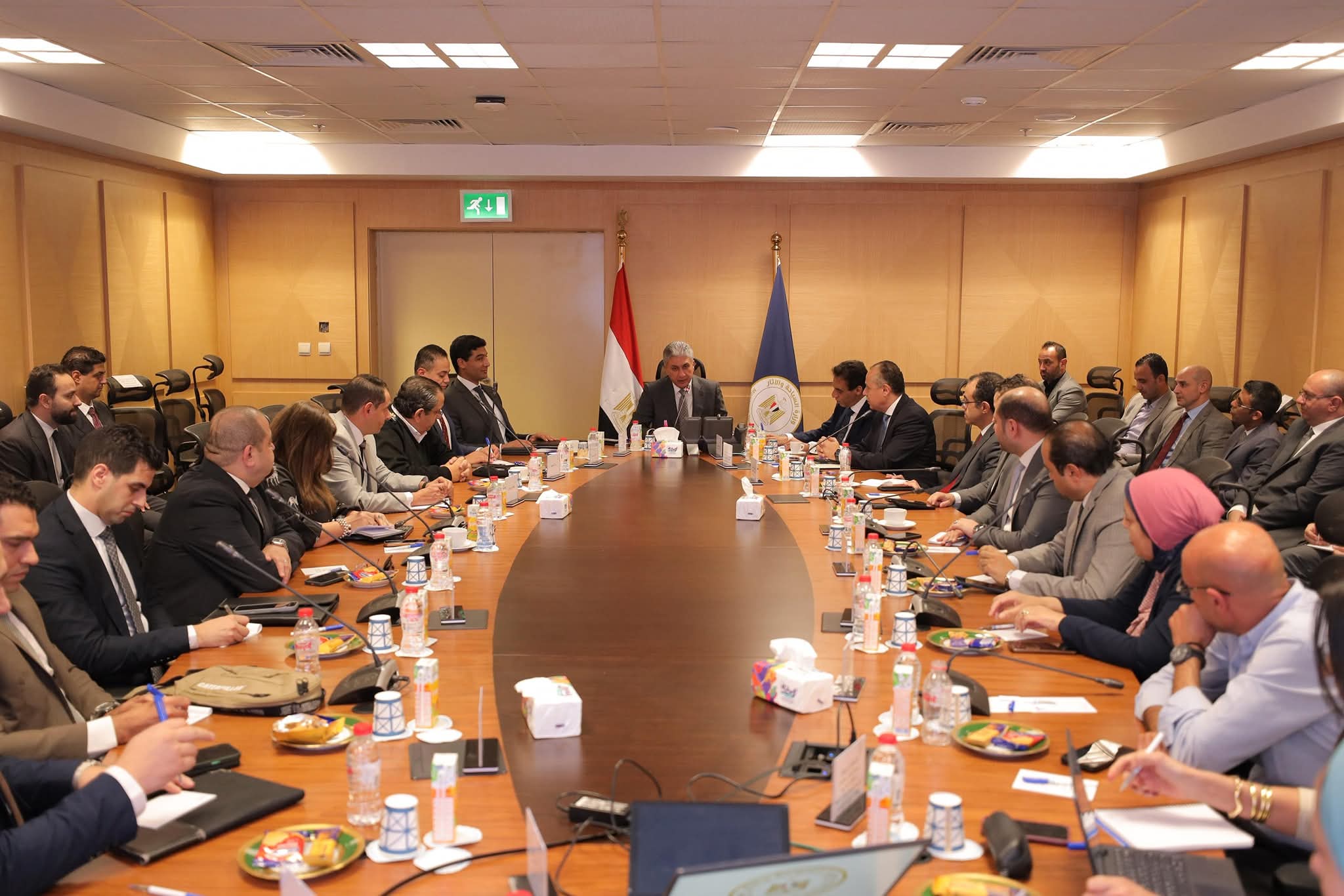 وزير السياحة يتابع المنظومة الجديدة للتأشيرة السياحية بمطارات مصر