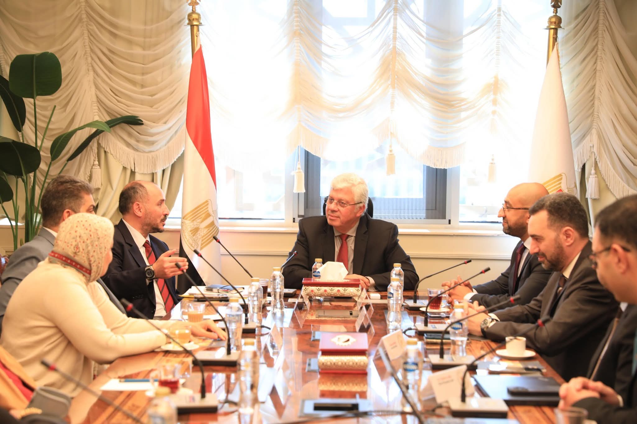 عاشور يجتمع بوفد 