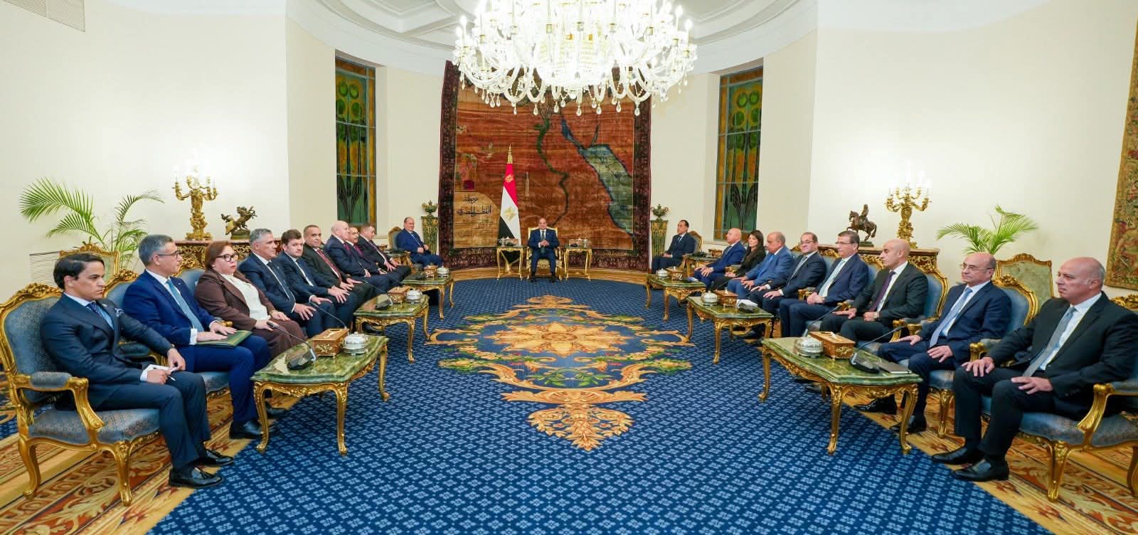 الرئيس السيسى يبحث احترام سيادة الدول ووحدة وسلامة أراضيها ومقدرات شعوبها مع الجزائر