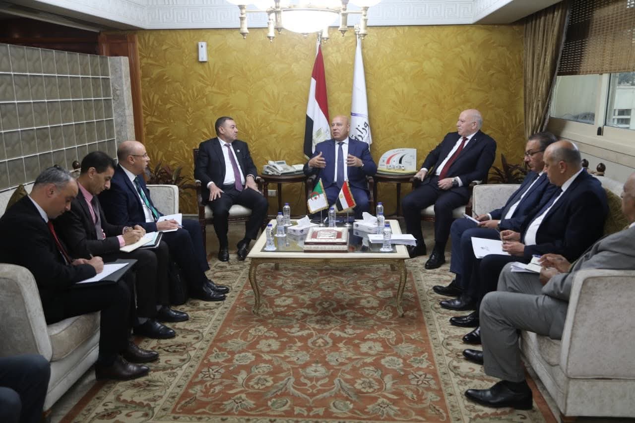 الوزير يبحث مع وزيري الصناعة والداخلية والنقل الجزائريين تدعيم التعاون بين البلدين في مجالي الصناعة والنقل