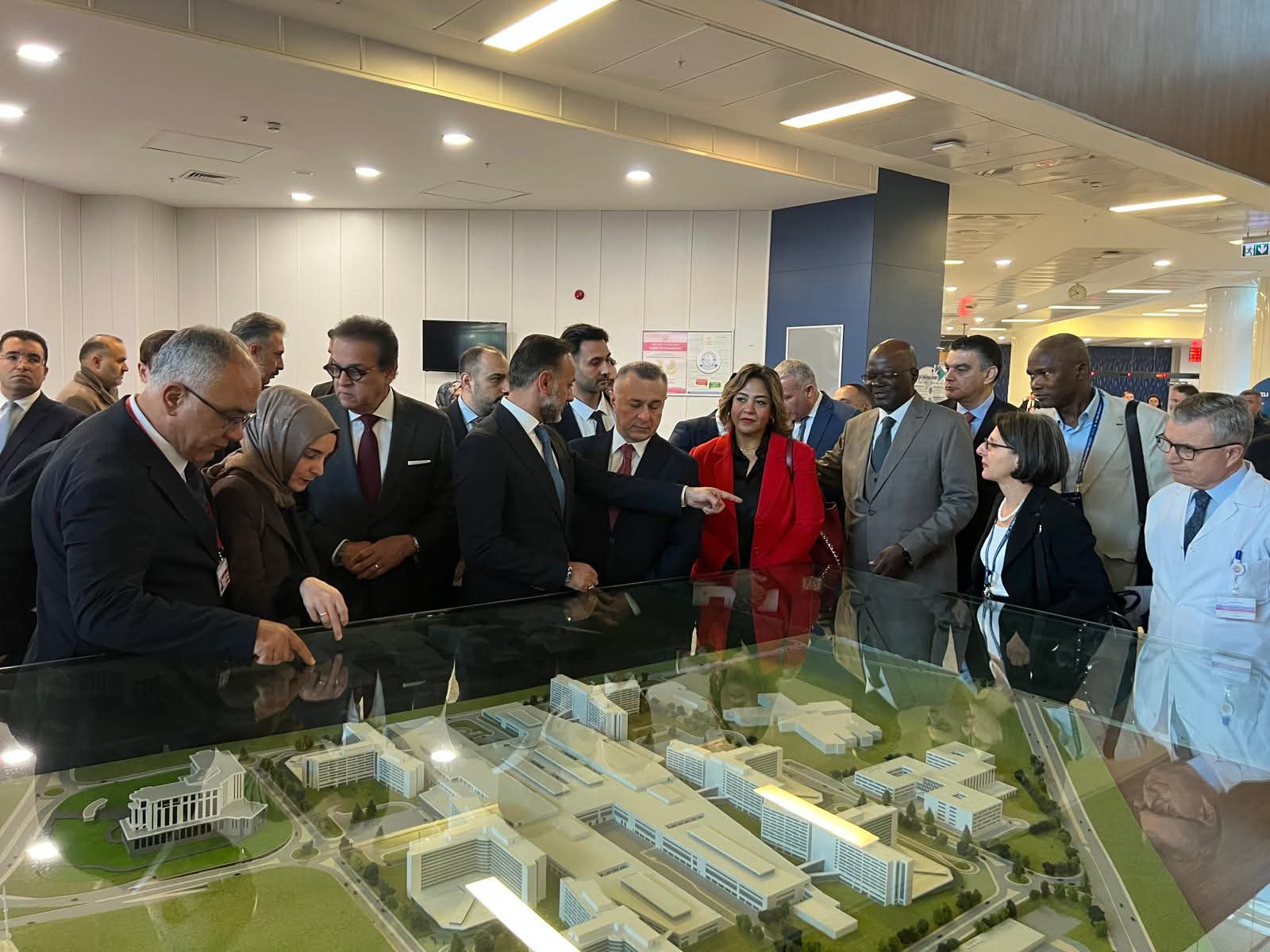 وزير الصحة يلتقي كبير الأطباء بمستشفى 