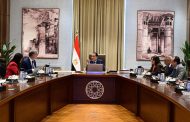 رئيس الوزراء يلتقي مسئولي شركة 