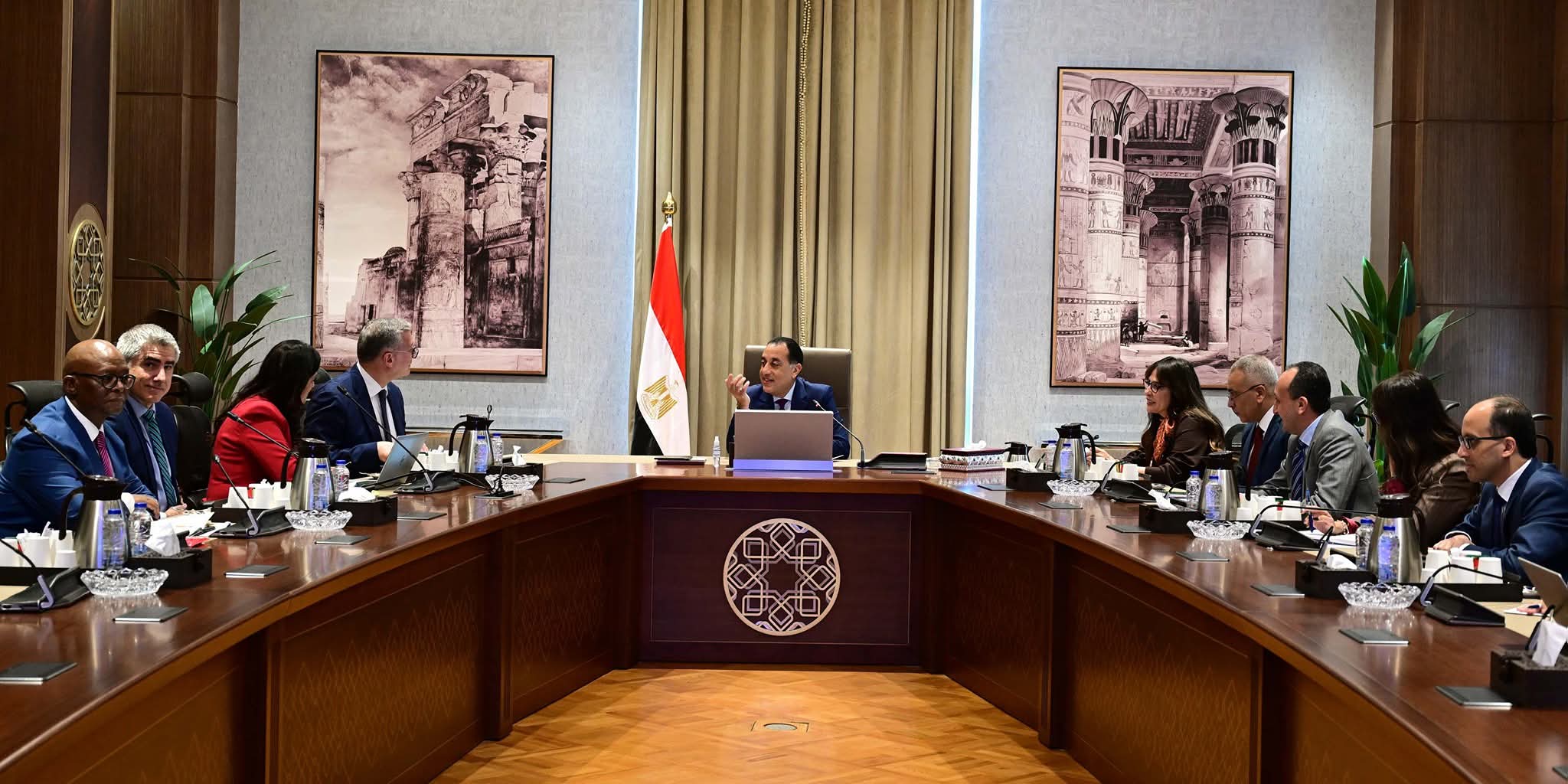 رئيس الوزراء يلتقي مسئولي شركة 