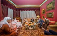 زيارة إماراتية تحمل رسالة تقدير.. الشيخ عبدالله بن محمد بن بطي آل حامد يلتقي الزعيم عادل إمام في منزله
