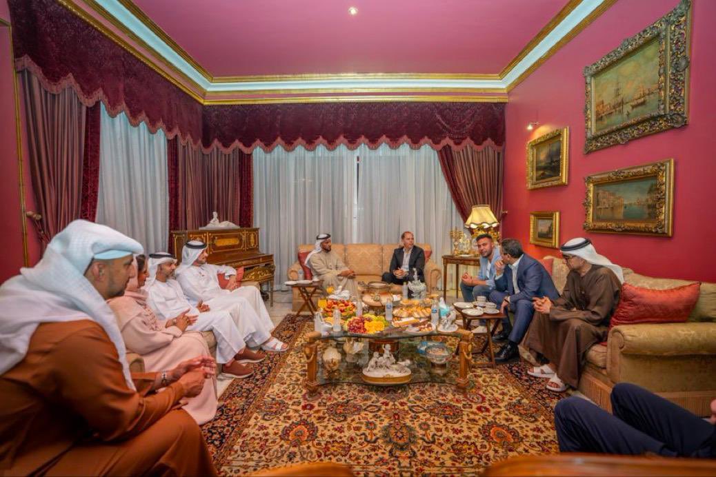 زيارة إماراتية تحمل رسالة تقدير.. الشيخ عبدالله بن محمد بن بطي آل حامد يلتقي الزعيم عادل إمام في منزله