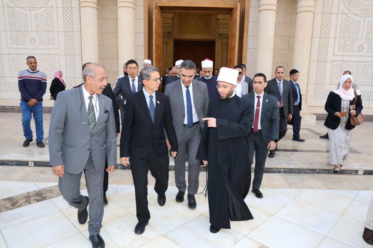 الازهري يستقبل الوزير المكلف بالشئون الإسلامية بسنغافورة ويصحبه في جولة بمسجد مصر الكبير