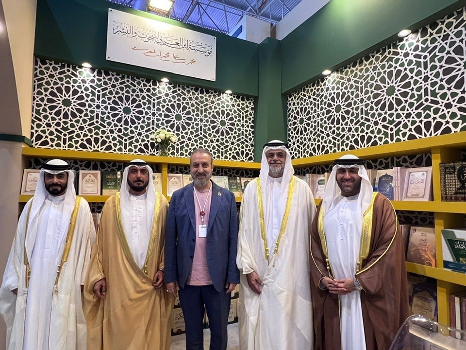 ولي عهد الشارقة.. يتفقد إصدارات مؤسسة ابن العربي في معرض الشارقة الدولي للكتاب