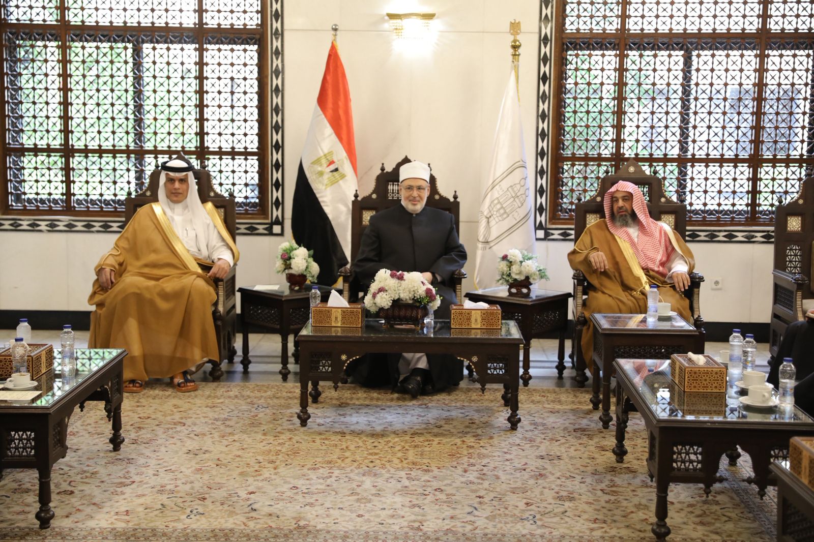 الشئون الإسلامية والأزهر الشريف يدعوان إلى ترسيخ قيم الوسطية والاعتدال ومواجهة الخطابات المتطرفة في الفضاء الرقمي
