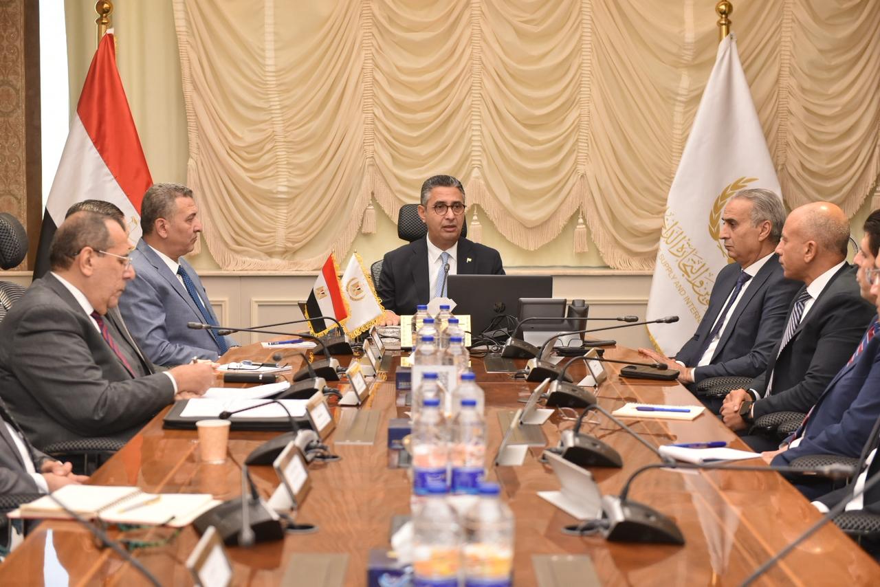 وزير التموين يتابع توافر السلع الاساسية بالأسواق والتنسيق مع القطاع الخاص