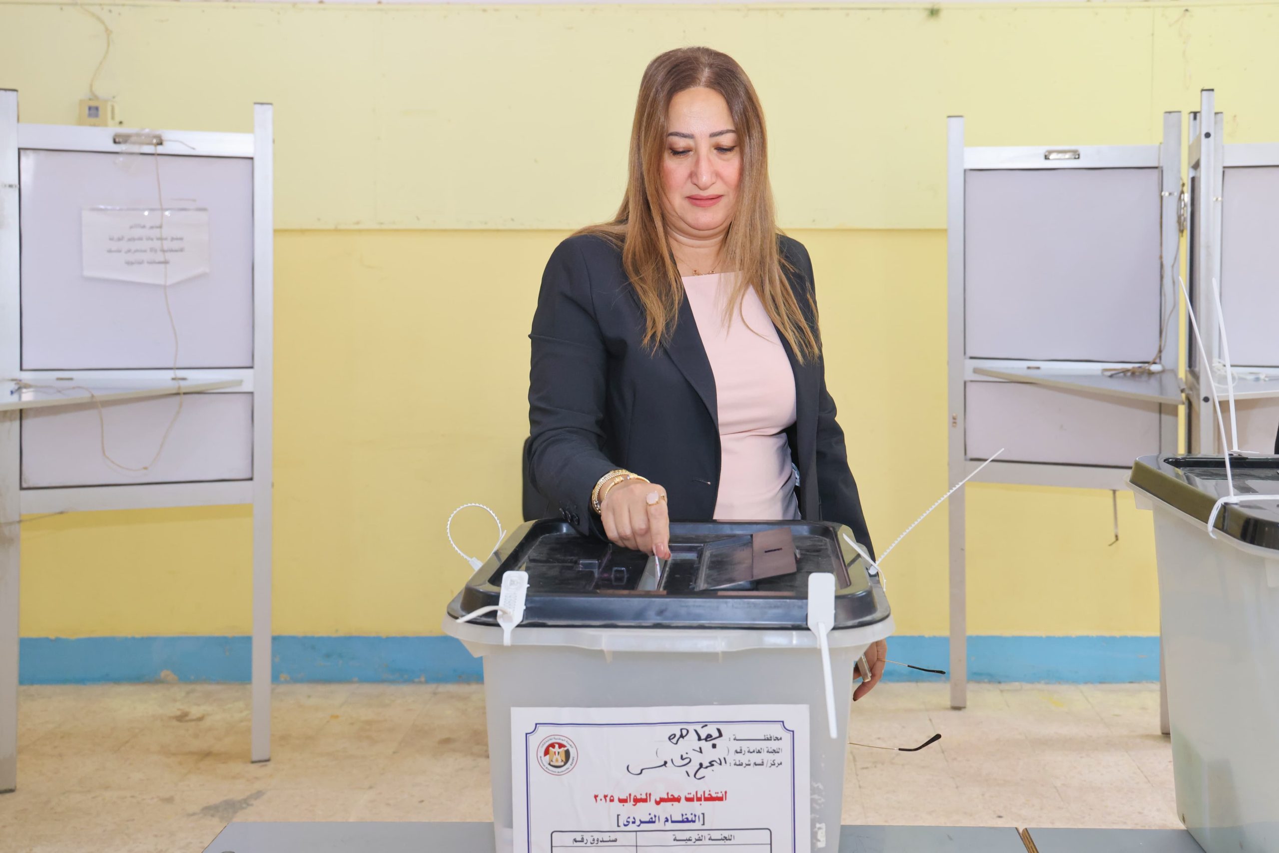 رئيس البريد.. تُدلي بصوتها.. في انتخابات مجلس النواب ٢٠٢٥