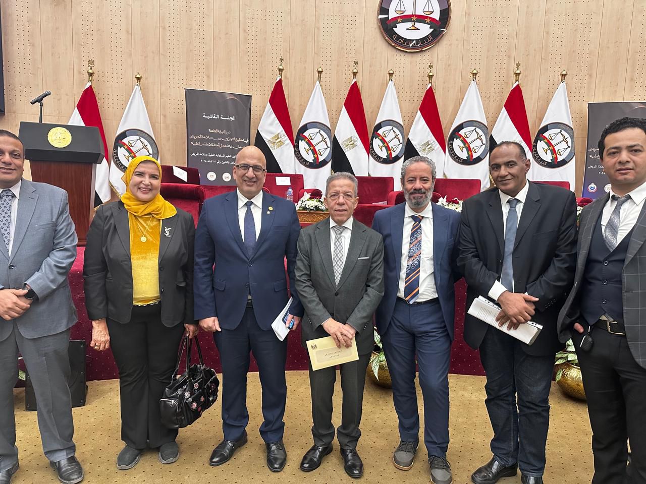 نقيب الأطباء ووفد من النقابة يشاركون في حلقة نقاشية حول قانون تنظيم المسئولية الطبية وسلامة المريض