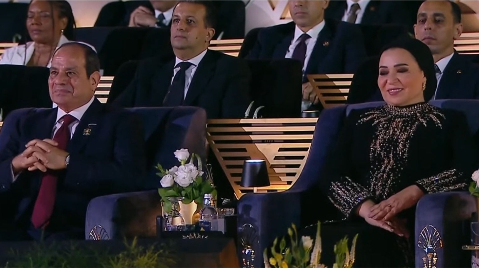 الرئيس السيسي يشاهد حفلًا استعراضيًا وعروضًا غنائية خلال افتتاح المتحف الكبير