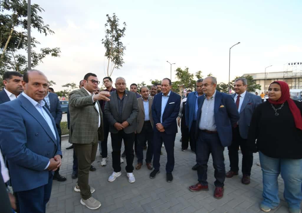 وزير الإسكان يتفقد مشروع 