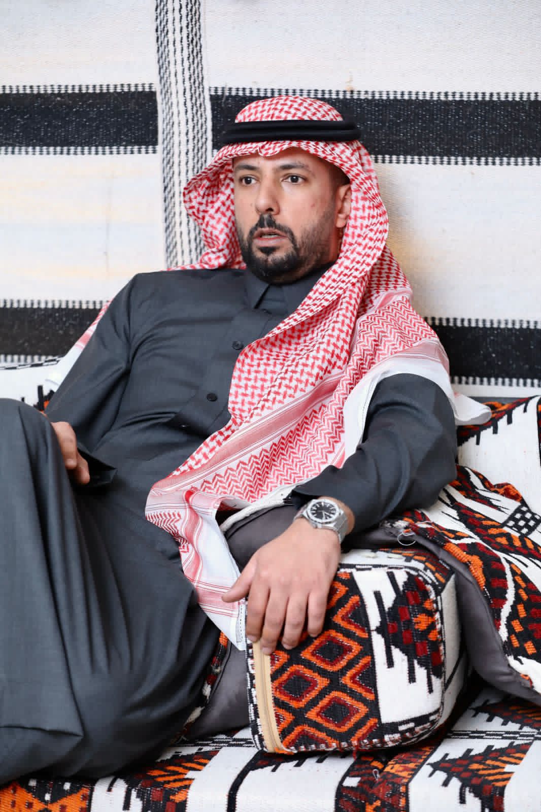 عبدالعزيز الحسون.. شاعر الفصحى والصوت الذي جمع بين عالم الأعمال وجمال اللغة