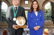 عوض تهنئ محافظ القاهرة لفوزه بجائزة أفضل محافظ عربي