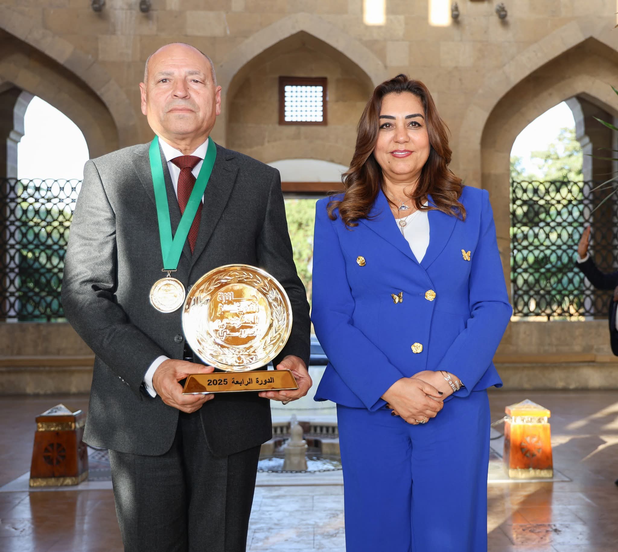 عوض تهنئ محافظ القاهرة لفوزه بجائزة أفضل محافظ عربي