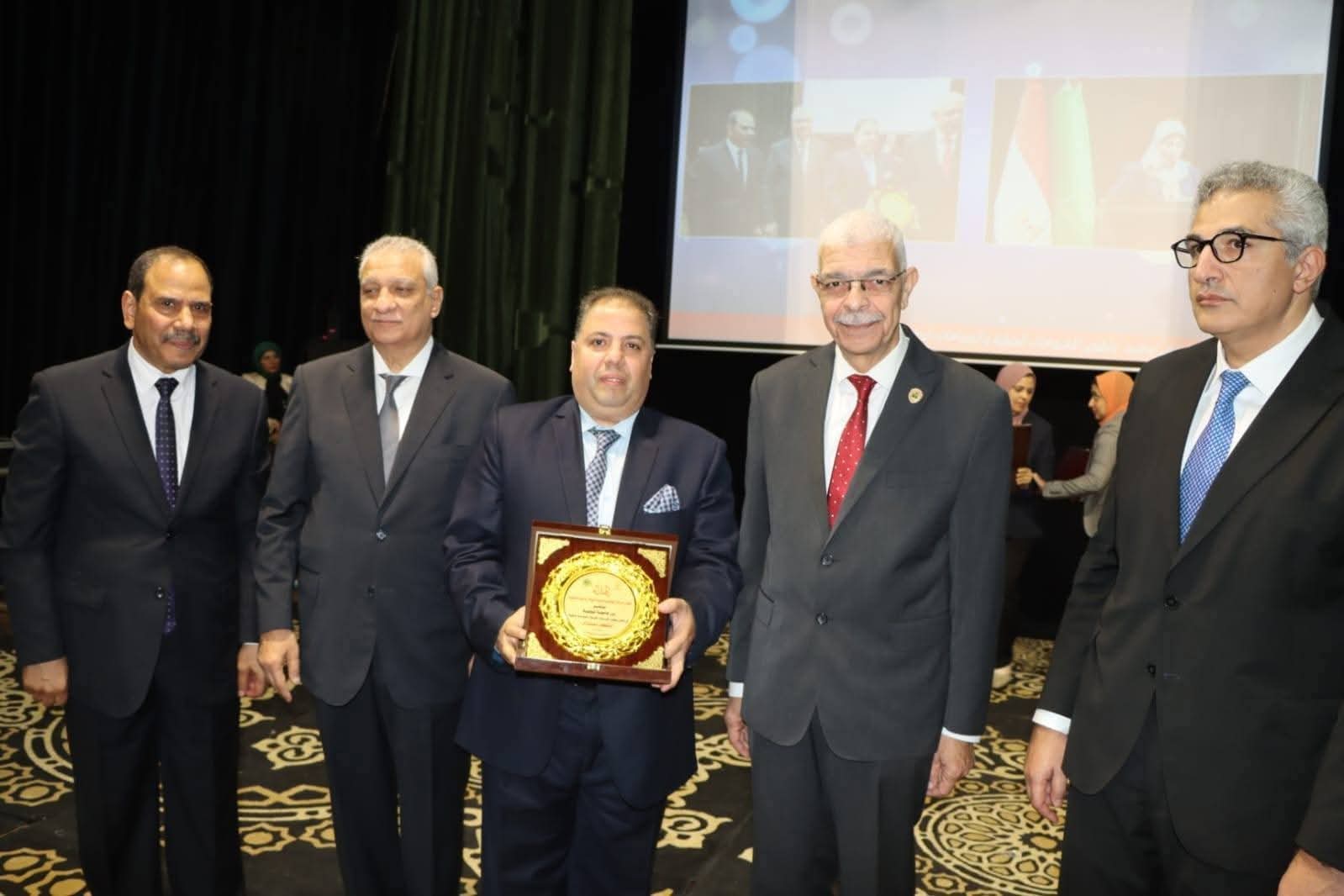 رئيس جامعة المنوفية يكرم مديرية العمل خلال مؤتمر قطاع خدمة المجتمع وتنمية البيئة