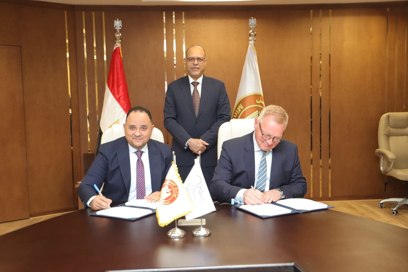 جبران يشهد تجديد اتفاقية عمل جماعية تحفظ حقوق 2075 عاملاً بشركة قناة السويس للحاويات