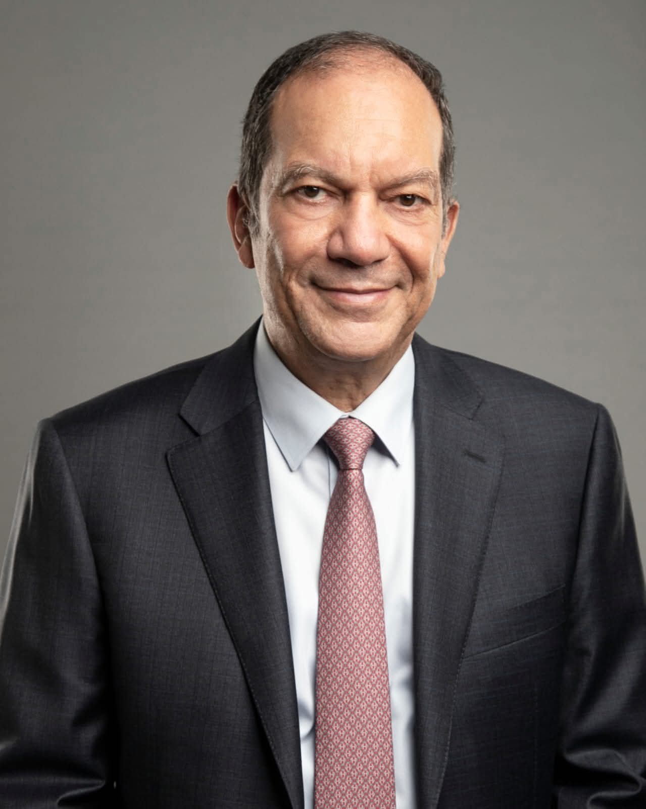 محمد عبدالقدوس يكتب.. زاره السادات في مزرعته ووصفه بأنه رائد الاستصلاح الشعبي !!