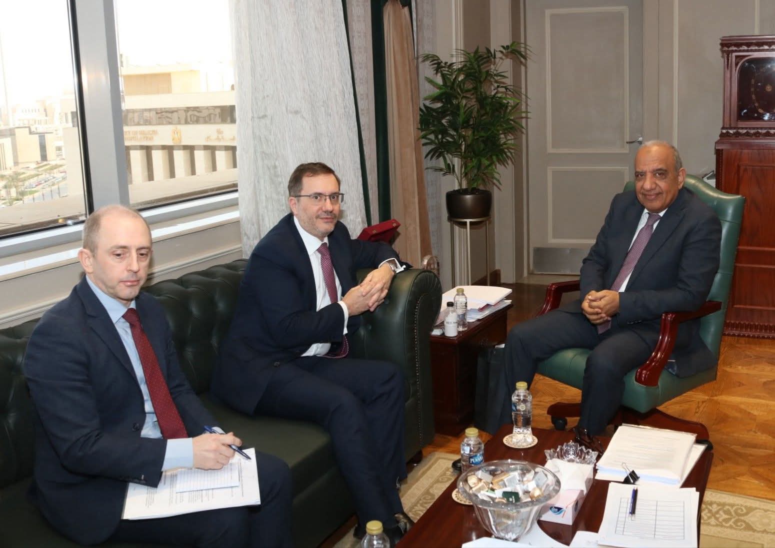 وزير الكهرباء يبحث مع السفير البريطاني تعزيز التعاون وفرص الاستثمار في الطاقة المتجددة