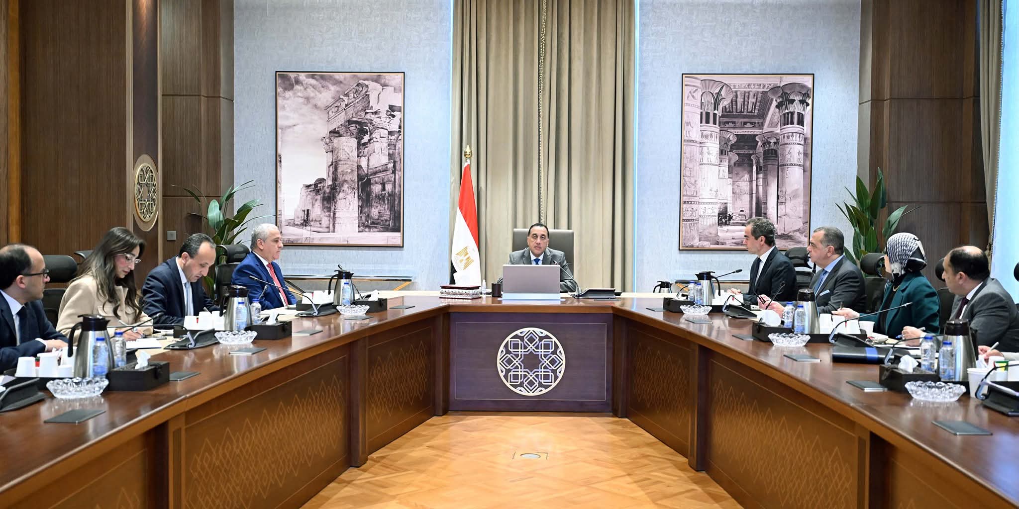 الحكومة تبحث وضع حلول جذرية للمشكلات المالية لـ