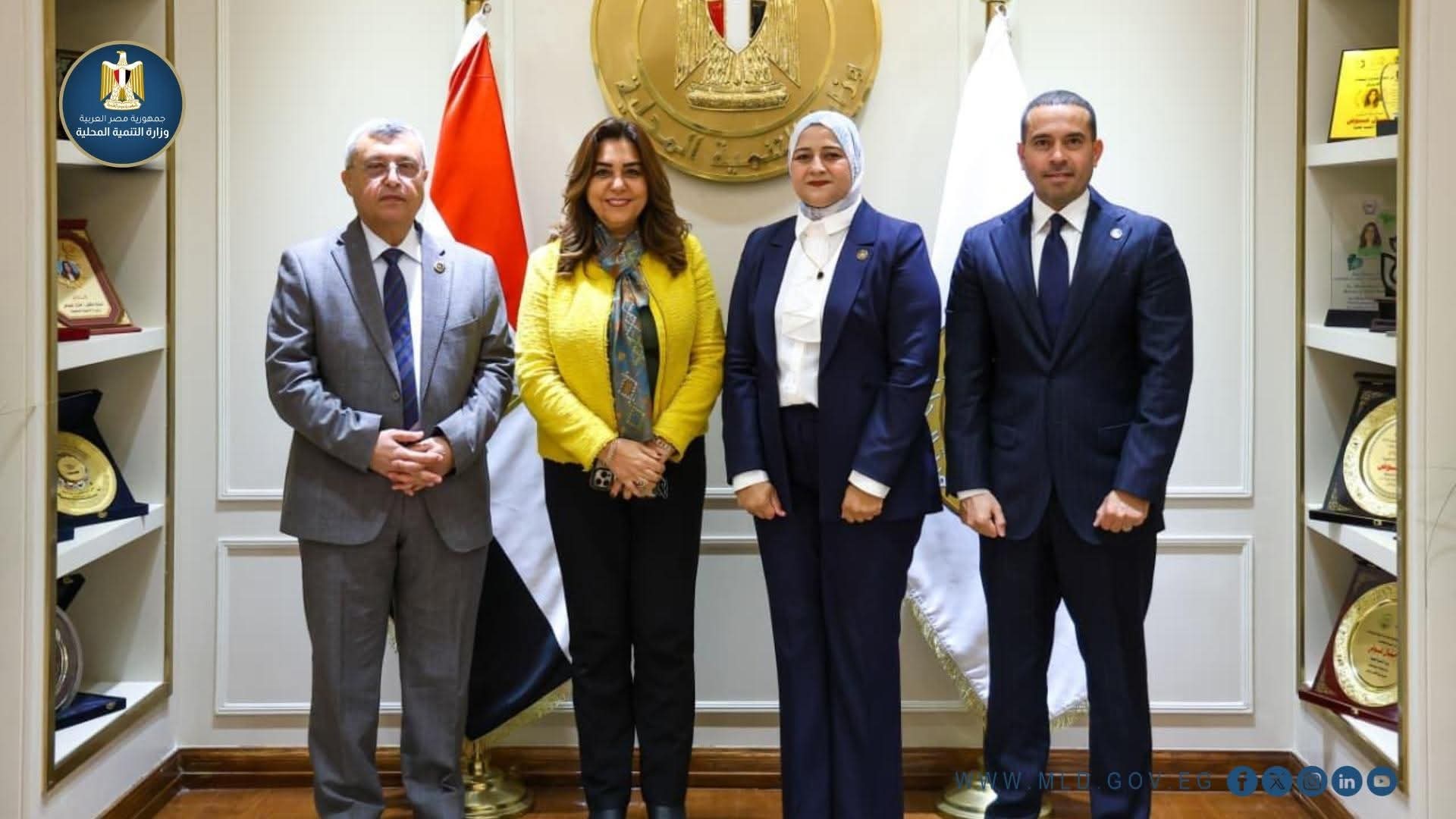عوض تستقبل وفد لجنة الطاقة والبيئة والقوى العاملة بمجلس الشيوخ